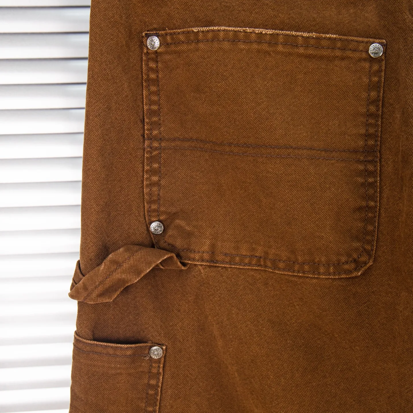 P260 Chrome Hearts new logging pants, yellow patchwork leather embroidered jeans, are a hot trend this season and are sought after by countless celebrities and fashionistas. The neat details of the cutting process add color to the playful fashion! The neat and meticulous design, and the well-fitting structure is unique. The upper body not only has outstanding recognition, but also looks younger and younger. A style with the ultimate wearing meaning and performance, gorgeous color matching, and the craftsmanship of this style is also extremely extraordinary. After the finished product is washed, it is disassembled and hand-made with sheepskin cross leather and then spliced ​​together to complete. The whole piece has too many craftsmanship to describe. It is decorated with patchwork cross flowers and high-waisted washed jeans! ! Absolutely high-end luxury product, a god-level single product, a super popular product, made by top heavy industry, a magic weapon that cannot be missed. Style number: 1848# Size: 28 30 32 34 36 Color: yellow brown